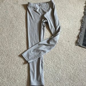 Hi I’m selling this alo yoga pants size 2 grey